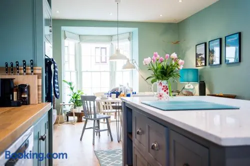 Gwalia House - A Luxurious Townhouse in the Heart of Laugharne - Image 1