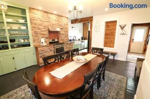 Spacious Group Stay Near Gettysburg Room for All & Easy Day Trips Nearby - Image 1