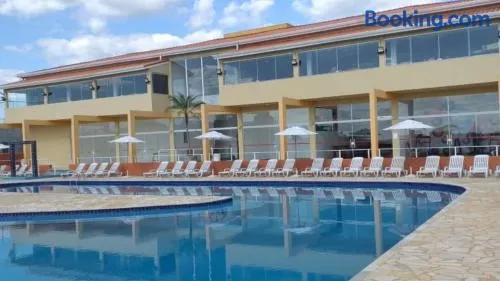 Chalé em Resort Catarina Home Club, Conforto, piscina e lazer completo - Image 1