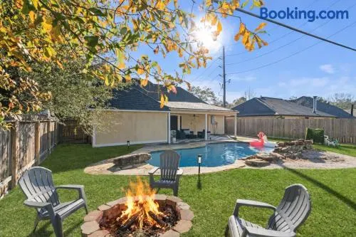 Pool Villa- Near Airport & Downtown, Fire Pit, Foosball - Image 1