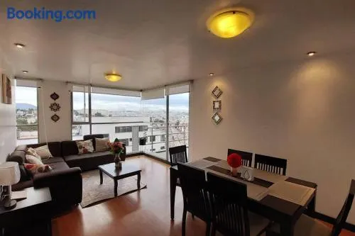 Excelente apartamento, 2 hab. con vista única UIO - Image 1