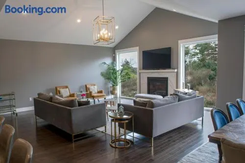Bradford Place Main Level, 3BR Private Floor with Kitchen - Image 1