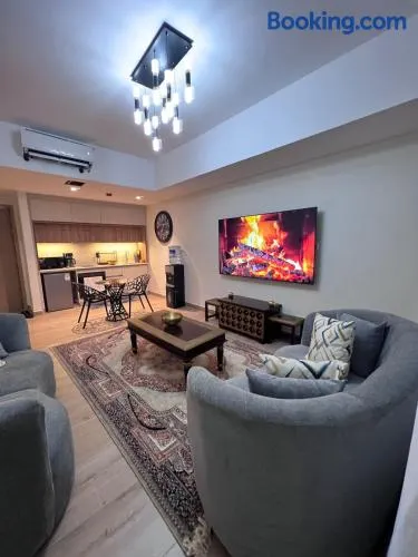 Luxurious 1BR with rooftop pool gym & beach access - Image 1