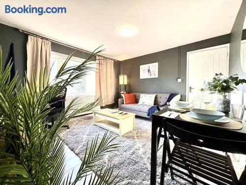 Cosy 2 Bed Flat, Up to 6 Guests, Plus 4 Onsite Free Parking Reading South M4 Jct 11 RG28PY - Image 1