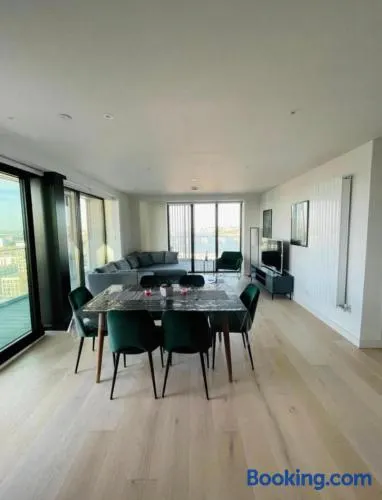 Riverside Rooms and Apartments - Image 1