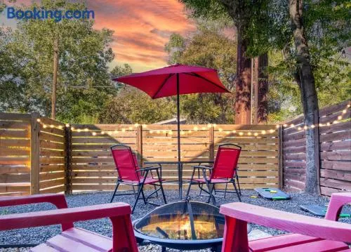 Modern 2-Story Cowboy Pool Retreat Mins to Downtown, UT Football, ACL, F1 - Image 1