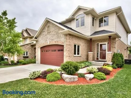 The Bards Roost - 3BR King Ensuite Family Friendly - Image 1