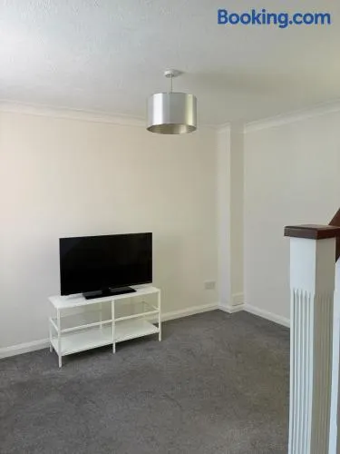 1 Bedroom House with Parking, Bus Links and Garden - Image 1