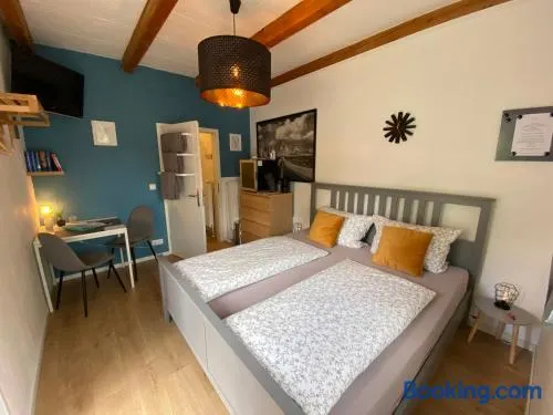 Kleines Doppelzimmer mit eigenem Bad und Kühlschrank, frisch saniert - Image 1