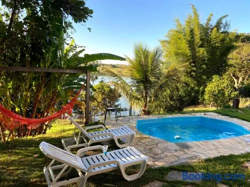Casinha Branca De Varanda com piscina e fundo pra represa funil em Ijaci - Image 1