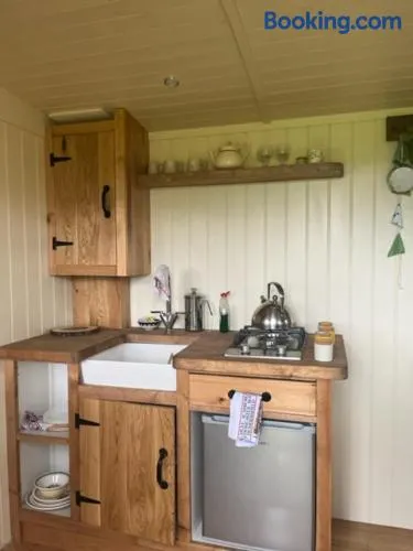 Honeysuckle Shepherd's Hut - Image 1