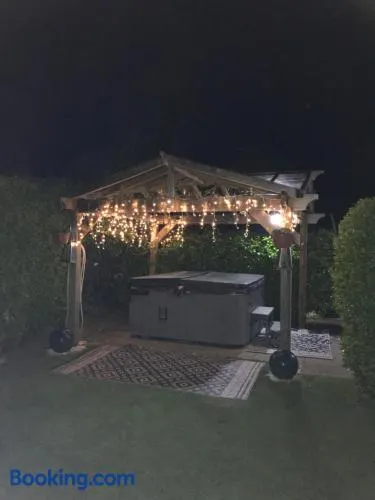 Annexe in lymington with private use of hot tub - Image 1
