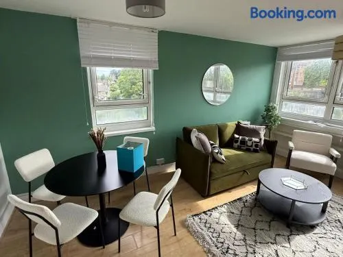Stylish 1-Bed Apartment near Guildford Station - Image 1