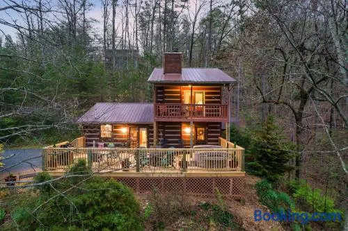 Tree House Tranquility Cabin Close to Dollywood - Image 1