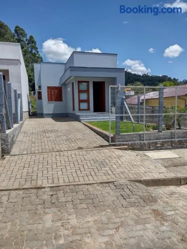 Grey House, próximo a Gramado e ao Templo Budista - Image 1