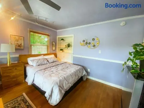 Sweet Home 1 King bed 1 Queen Bed with Ample Parking Only 2mins to Freeway - Image 1