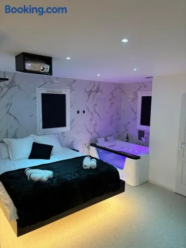La Suite du Lac Love Room Suite Romantique Jacuzzi Privatif - Image 1