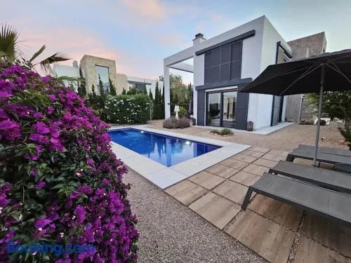 Strandnahe Design Villa mit Pool 2 Schlafzimmer 180 qm - Image 1