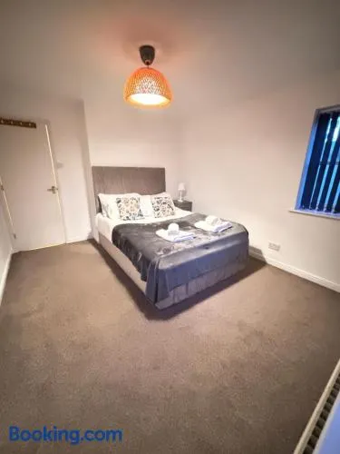 Luxury One-Bedroom House with Free Parking - Image 1
