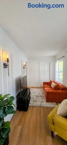Modern 2-Bedroom Apartment Near Design District & MIA - Image 1