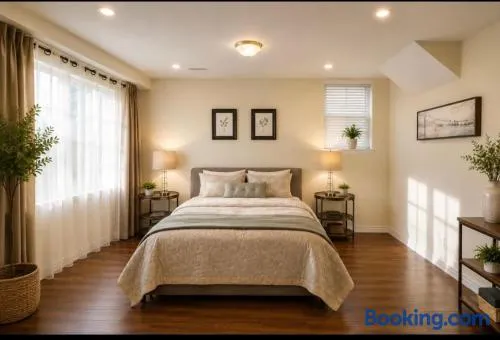 Bright Quiet 2BR 2BA Lower Level Suite Private Entrance Garden Free Parking - Image 1