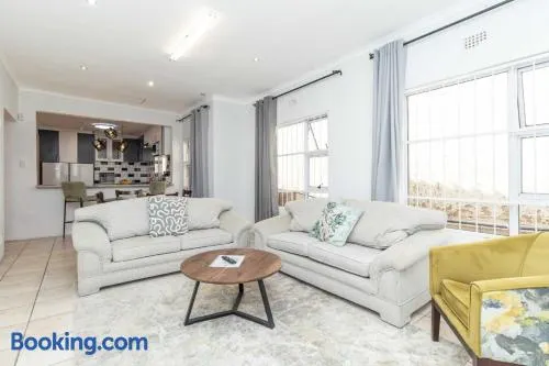 Charming 2-Bedroom in Joburg - Image 1