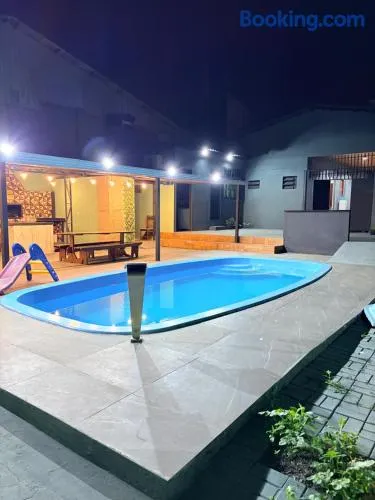 Casa de Veraneio 3 quartos com Ar e mais de 20 camas para grupos e Próximo ao Paraguai - Image 1