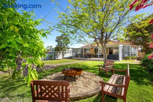Delamere - Pet Friendly with Firepit & Fireplace - Image 1