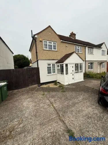Spacious 3 bed house garden & parking sleeps 5 - Image 1