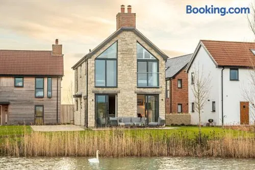 Lakeside property with spa access on a nature reserve Grays Cottage WI24 - Image 1