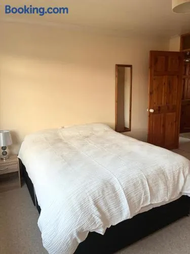 Private Room on Quiet Street, Near Bus Links and Shops - Image 1