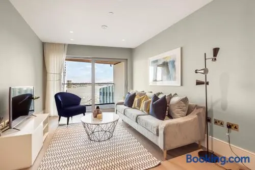 Luxury River View Greenwich Apartment - Image 1