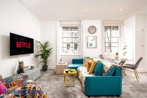 Niru Experience Pearl of Ifield Road 5BD 3BA - Image 1