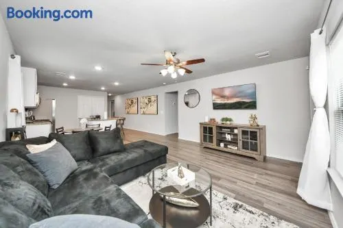 New Modern Comfort, 4 bed, 2 bath - Image 1