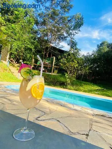 Chalé Rio Piscina Cozinha Área de Lazer Pertinho da CidadeMaravilha - Image 1