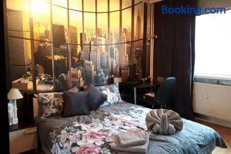 New York - Room for overnight travelers near the Airport, parking - Image 1