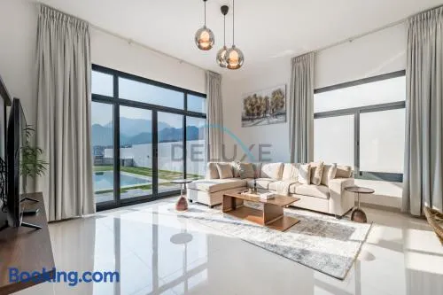 Best Deal 3BR plus maid's with Pool Perfect for Groups by Deluxe Holiday Homes - Image 1