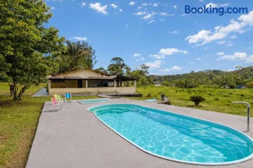 Casa com Piscina e Churrasqueira em Juquiazinho - Image 1