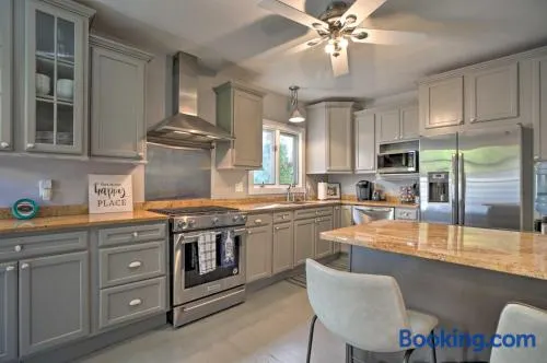 Dtwn Lake Geneva Home, Walk to Beach & Restaurants - Image 1