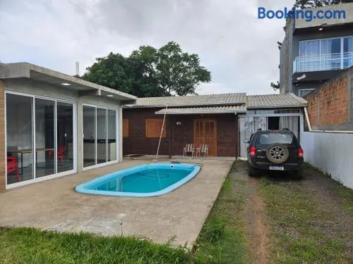 Casa com três quartos, piscina e área Gourmet - Image 1