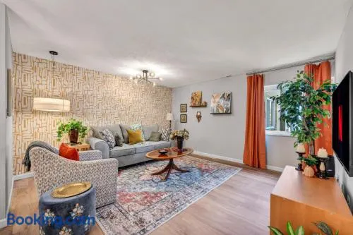 Near Airport - King Bed - Pet Friendly - Image 1