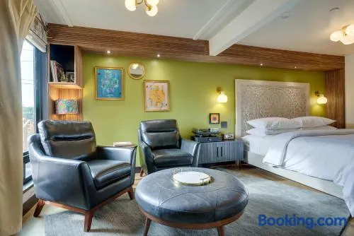 The Sun King at The Louie Boutique Motel, Walk to Everything! Dog Friendly! - Image 1