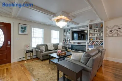 4 Mi to Revere Beach! Walkable Family Retreat - Image 1