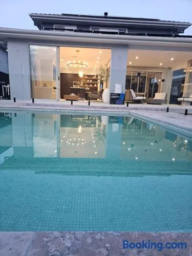 4 bedroom 8 guest - Image 1