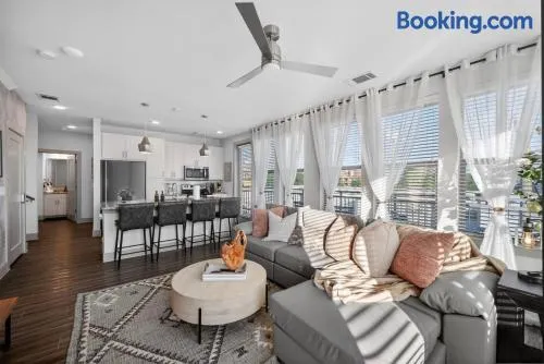 Dallas 2BR - Pool, Balcony, Workspace & Free Park - Image 1