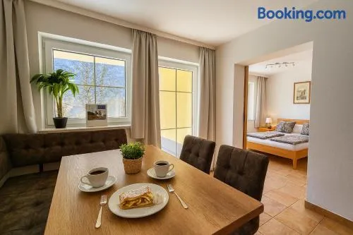 Appartamento adatto alle famiglie con barbecue, terrazza e piscina - Image 1