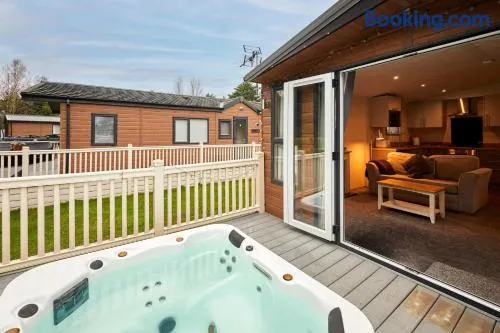 The Serenity Lodge with Hot Tub - Image 1