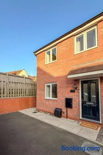 Mansfield 5 Persons 3 Bed with Private Parking - Image 1