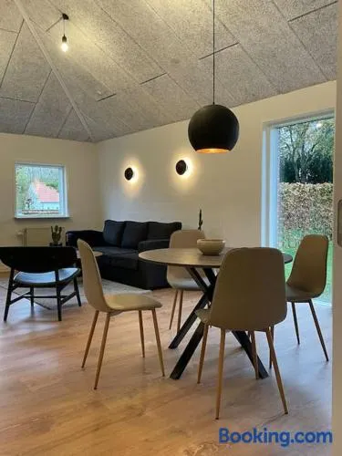 Hyggelig nyrenoveret lejlighed til 4 Personer - Image 1