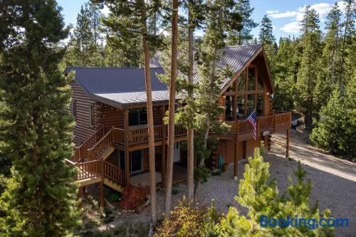 Outdoor Dining and Firepit, Pet Friendly, Breathtaking Views, High End Cabin - Image 1